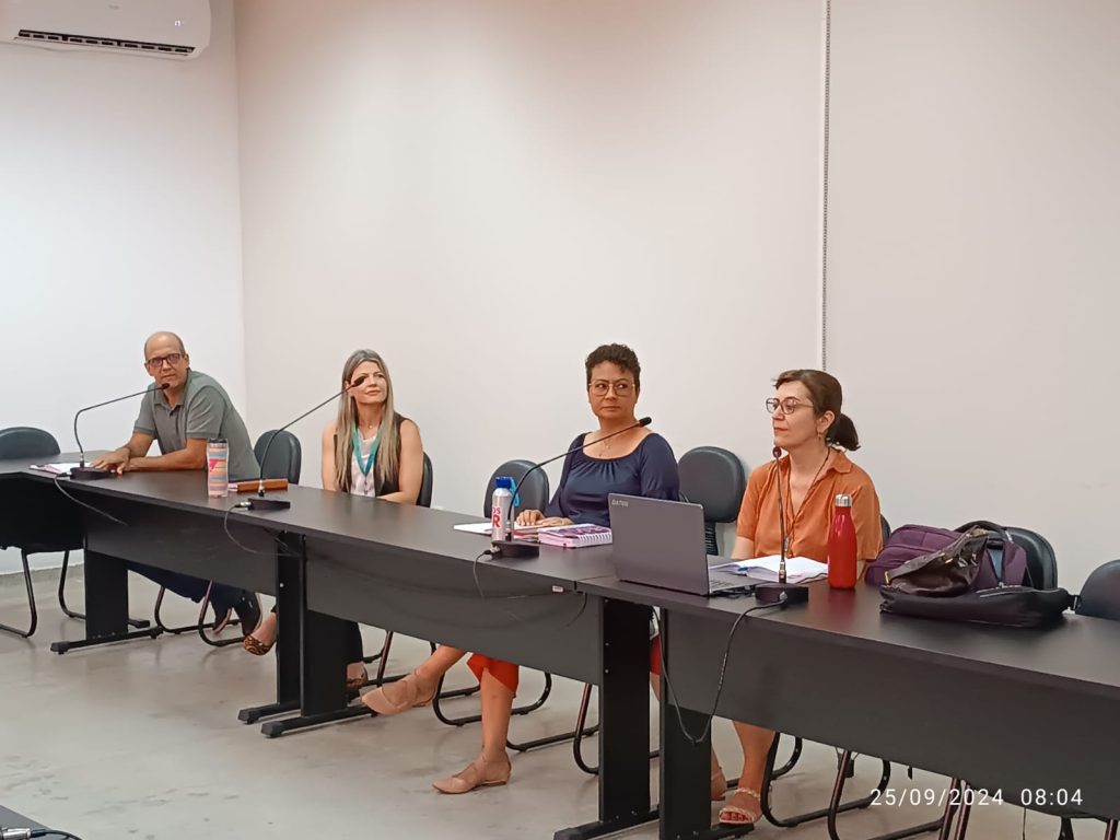 Da esquerda para a direita, o Procurador Educacional Institucional (Flávio Linhares); a Pró-Reitora de Ensino de Graduação (Niedja Alves), a Diretora do ICHS (Beatriz Oliveira) e a Coordenadora do curso de História (Elenita Malta Pereira)