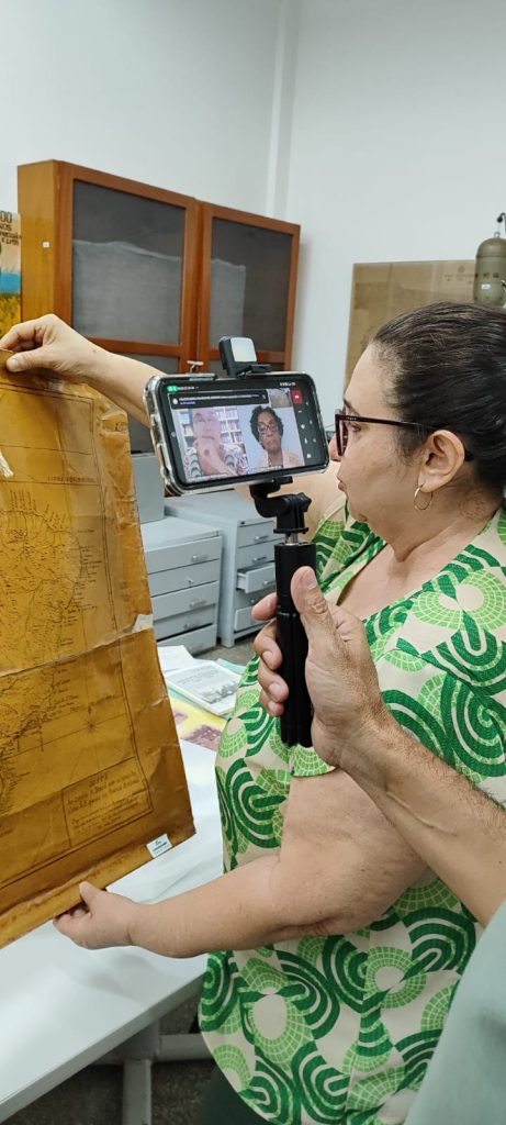 Professora Jocenaide mostrando o NUDHOC para a Comissão avaliadora. 